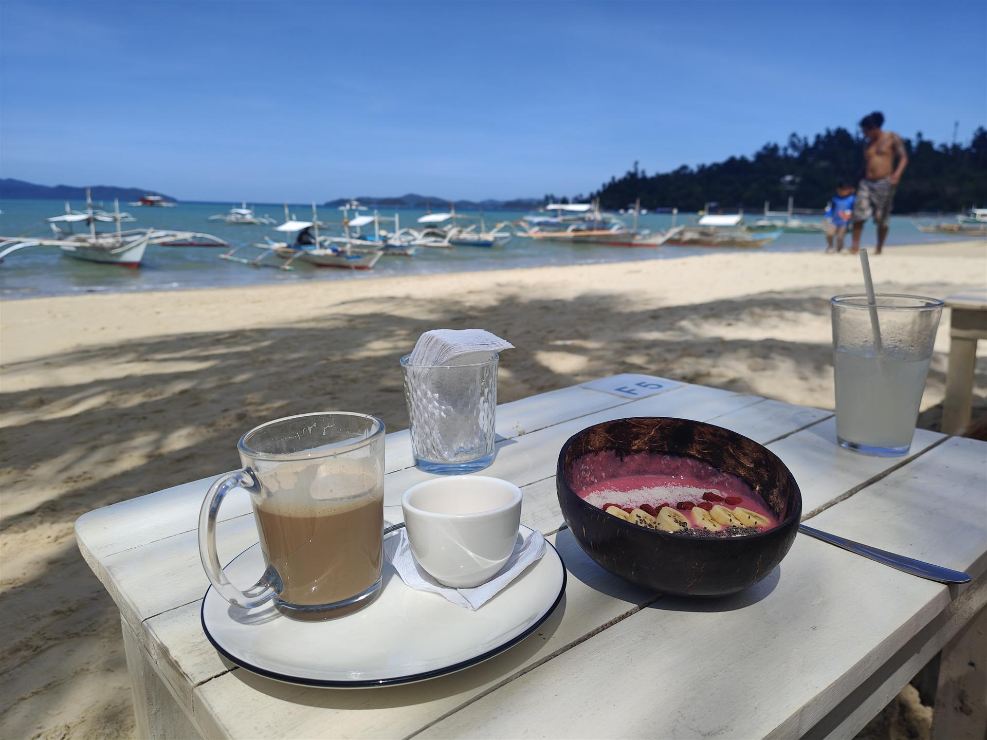 Frühstück am Strand in Port Barton